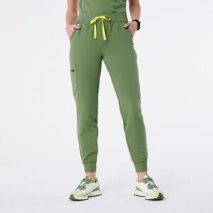 Figs Women’s Zamora Jogger Scrub Pants in Fern Green